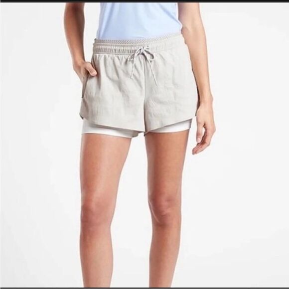 Athleta Trekkie Crest 2 in 1 Shortie Womens Size 6 Shorts Birch Grey NEW - Picture 1 of 9